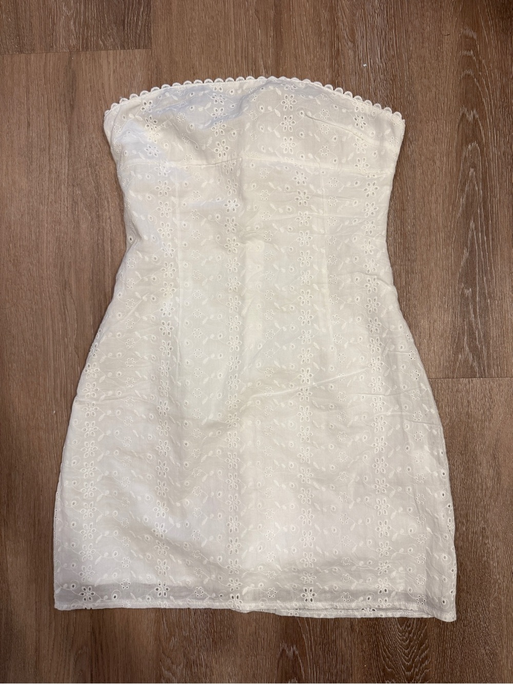 White strapless cotton eyelet mini dress with lace trim - Picture 2 of 6